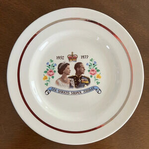 The Queens Silver Jubilee 1952-1977 England Fine Bone China 8 1/4" Decor Plate